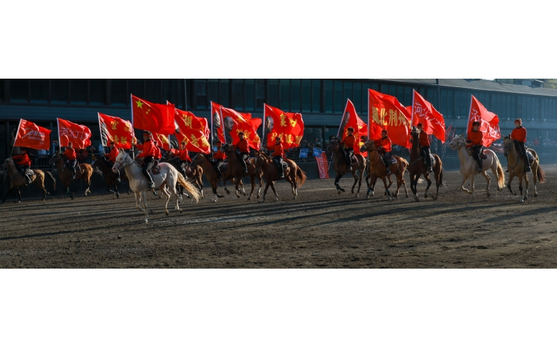 “唱著刀歌游新疆”—這些天，全國游客在這里歡聚